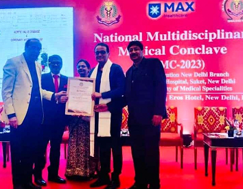 Dr. Ashish Vashistha receiving Distinguished Faculty Felicitation